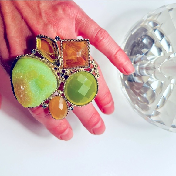 •Beautiful and Unique Ring - Picture 2 of 3